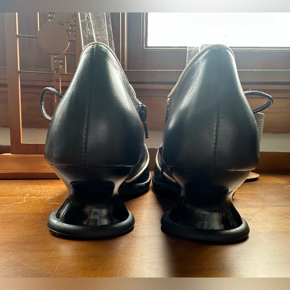 SOLD! Fluevog NEARLY NEW Enneagram Receptive side lace-up black/cream heel - 8 - Picture 6 of 16